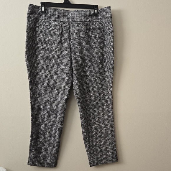 Anne Klein Black and White Textured Capris - Picture 6 of 10